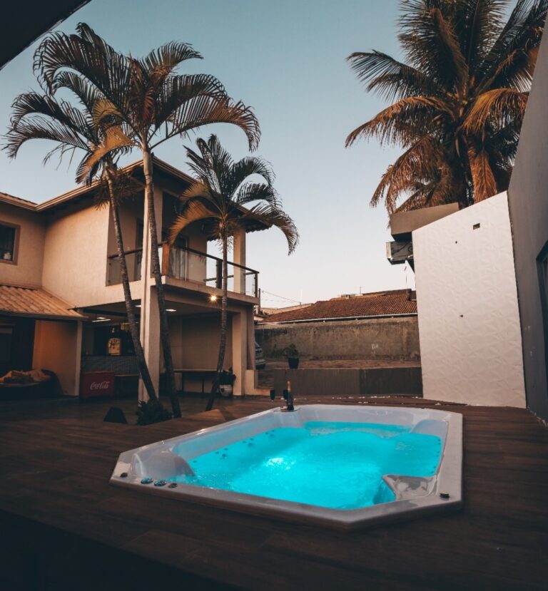 Banheira de hidromassagem instalada com deck de madeira pela Solution Serviços