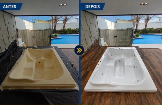 Comparativo antes e depois da revitalização profissional de uma banheira pela Solution Serviços