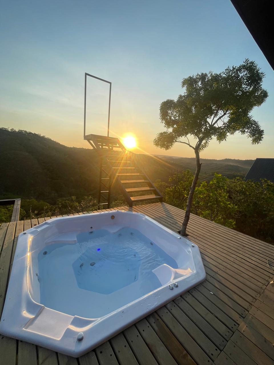 Visão geral da área externa com hidromassagem instalada pela Solution Serviços.