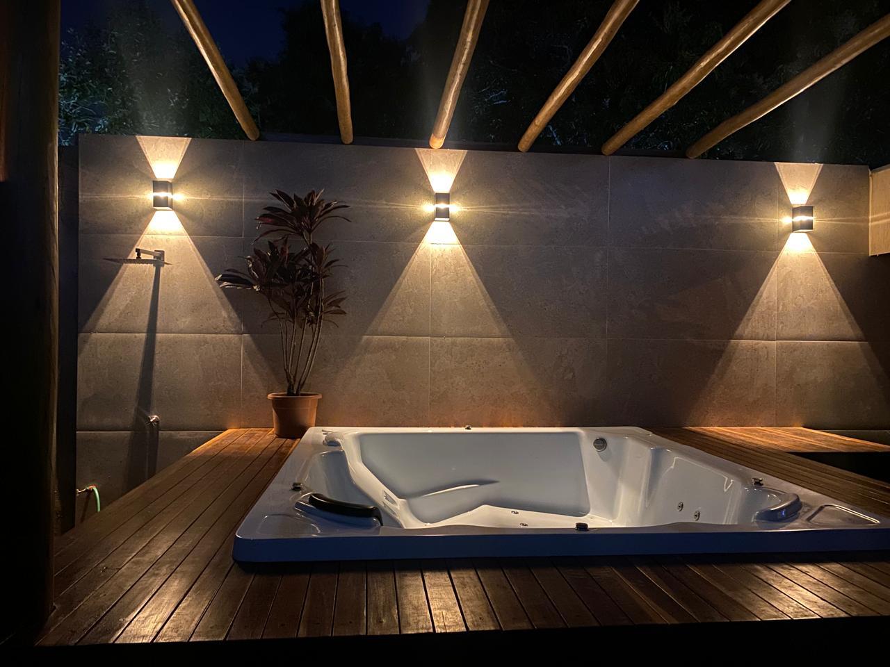 Banheira de hidromassagem instalada com deck de madeira pela Solution Serviços
