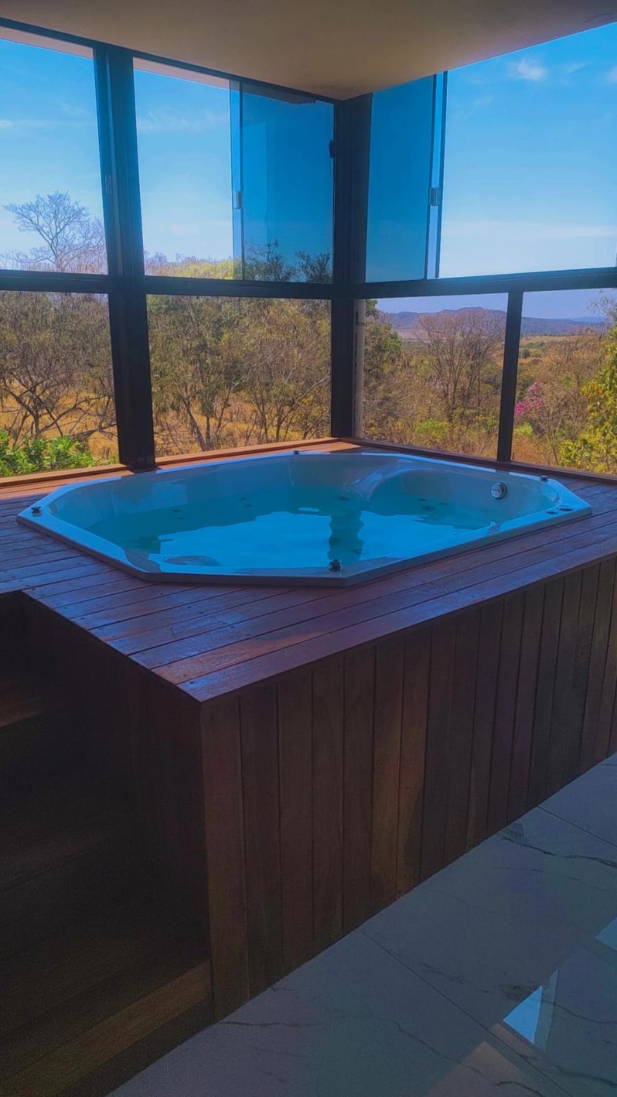 Profissional da Solution Serviços atuando na instalação da banheira de hidromassagem.