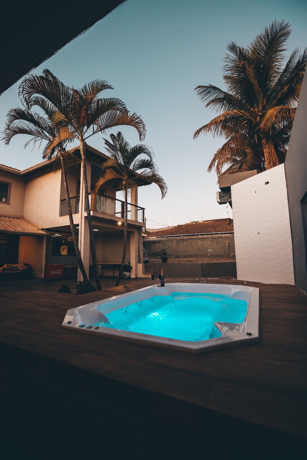 Close do deck recém-instalado com hidromassagem.